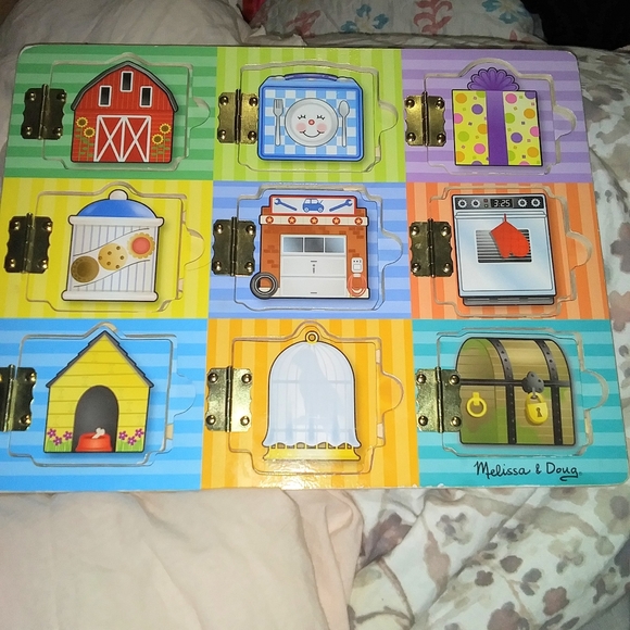 Melissa & Doug Magnetic Hide & Seek Board - Picture 1 of 4